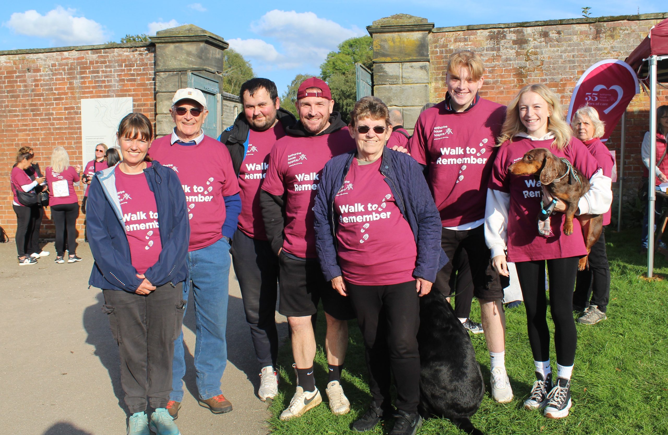 IMG_0851 crop Group of participants and dogs at Walk to Remember 2024